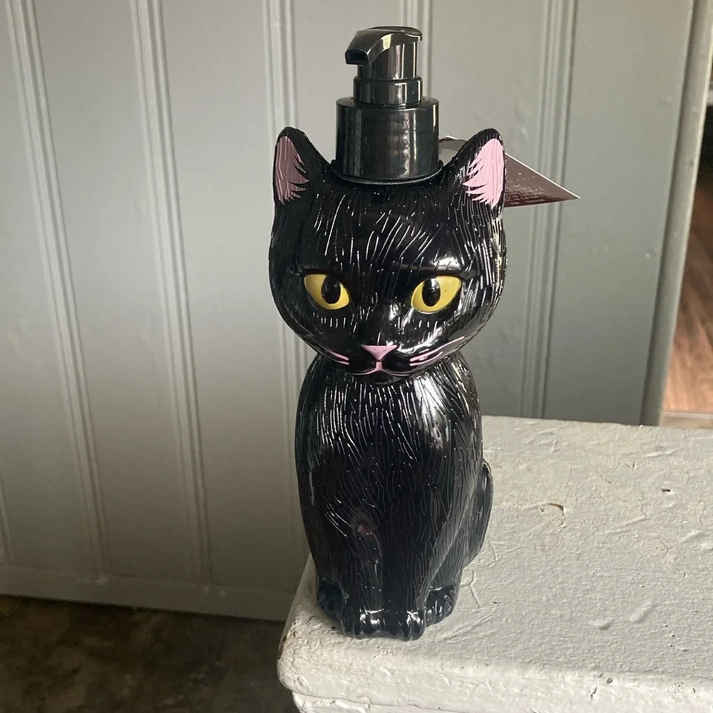 Brand NWT- 18oz- Large Black Cat 🐈‍⬛ Bottle- Haunted Berry Scented Hand Soap